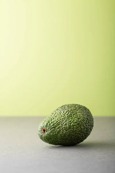 Gri arkaplanda avokado, metin için boşluk