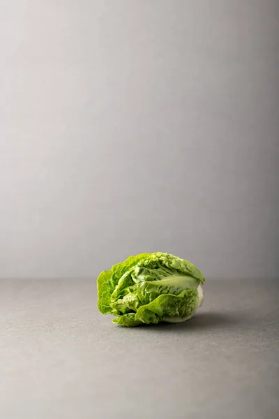Renkli arkaplanda Romano salatası