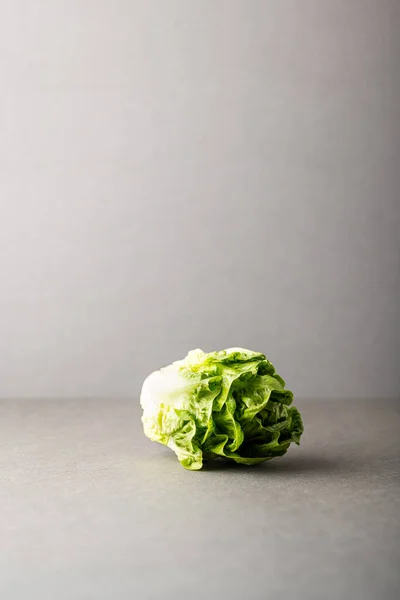 Renkli arkaplanda Romano salatası