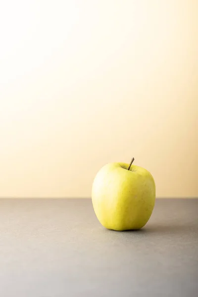 Gri arkaplanda elma
