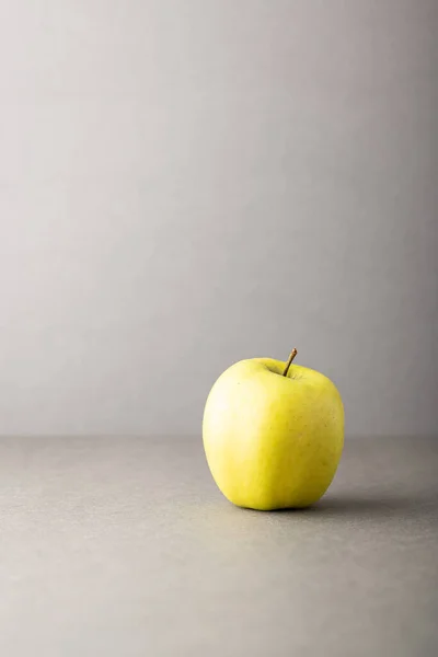 Gri arkaplanda elma
