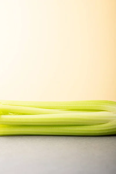 Çiğ, organik, taze kereviz.