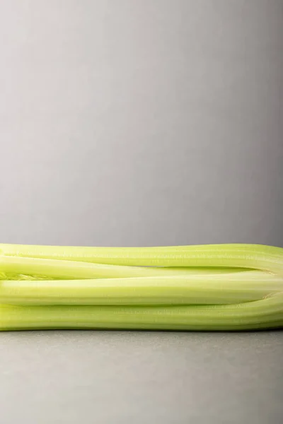 Çiğ, organik, taze kereviz.