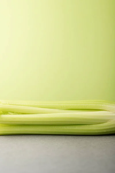 Çiğ, organik, taze kereviz.