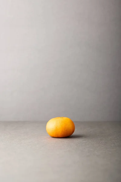 Gri arkaplanda Çince meyve kompozisyonu