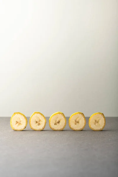 Muz renk arkaplanında dilimler