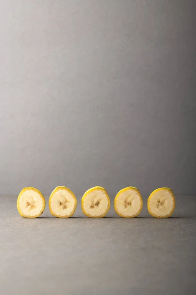 Muz renk arkaplanında dilimler