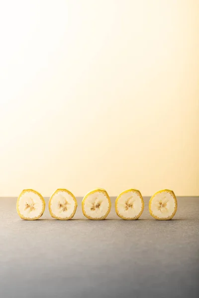 Muz renk arkaplanında dilimler