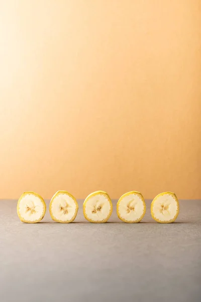 Banana Slices Color Background — Stock Photo, Image