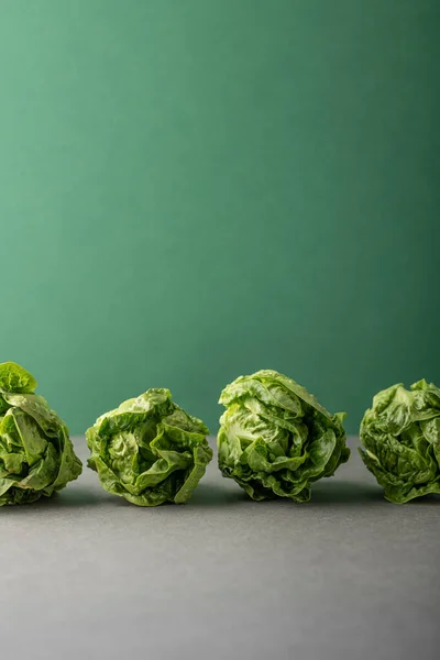 Renkli arkaplanda Romano salatası