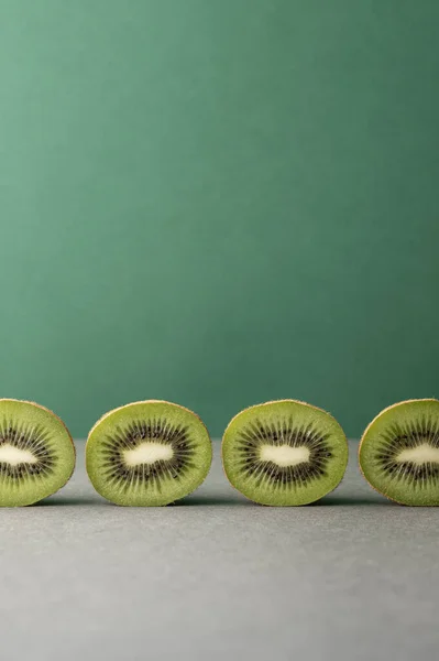 Renkli arka planda kivi meyvesi