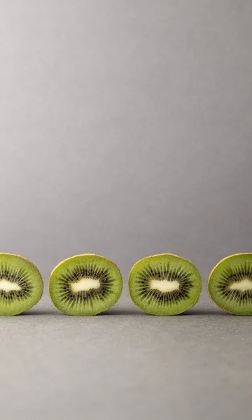 Renkli arka planda kivi meyvesi