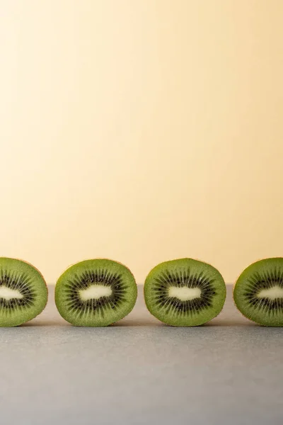 Renkli arka planda kivi meyvesi