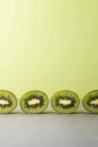 Renkli arka planda kivi meyvesi