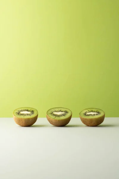 Renkli arka planda kivi meyvesi