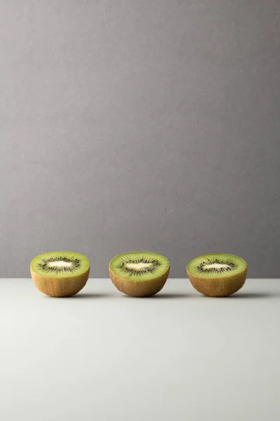 Renkli arka planda kivi meyvesi