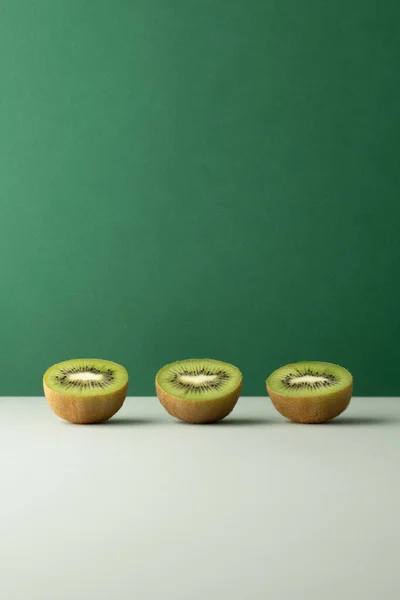 Renkli arka planda kivi meyvesi