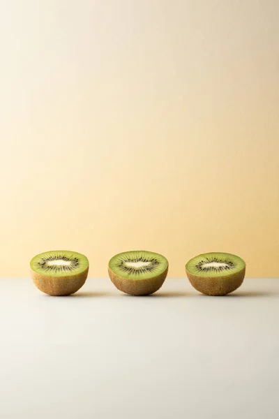 Renkli arka planda kivi meyvesi