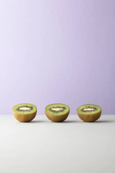 Renkli arka planda kivi meyvesi