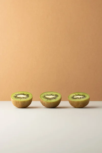 Renkli arka planda kivi meyvesi