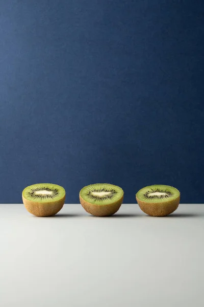 Renkli arka planda kivi meyvesi