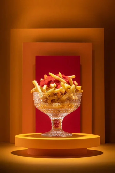 Klasik Fransız kızartması ya da kızarmış patates tezgahta Pop Art tarzında.