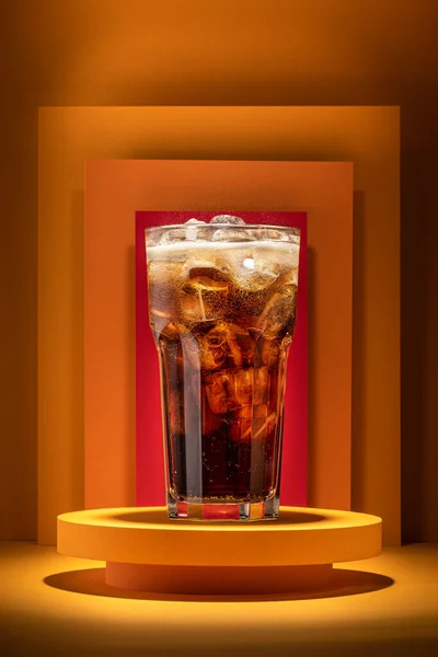 Pop Art tarzında bir tezgahta kola