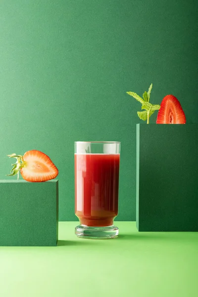 Çilek suyu minimalistik bileşimi