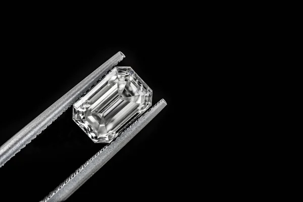 흑지에 제련소에서 다이아몬드 — 스톡 사진