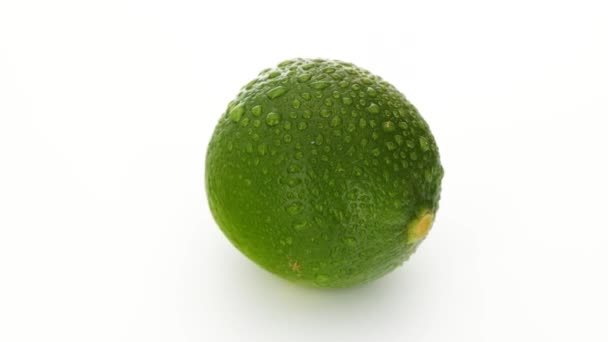 Lime Med Vatten Droppar Vit Bakgrund — Stockvideo