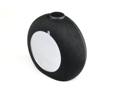 Beyzbol şapkasının arka planda izole edilmiş siyah beyaz fotoğrafı.