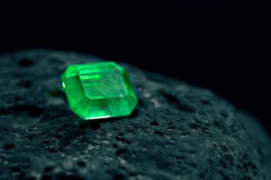 Koyu doğal arka planda değerli zümrüt taşı