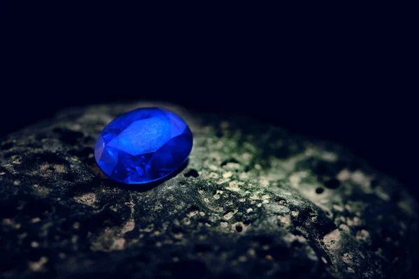 Драгоценный Голубой Сапфировый Камень Темном Естественном Фоне — стоковое фото