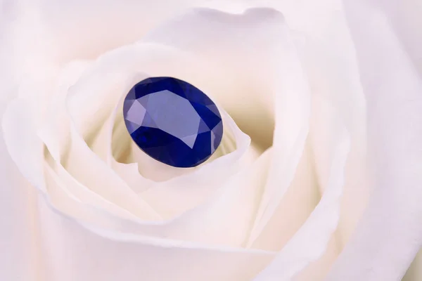 Μπλε Ζαφείρι Πολύτιμος Λίθος Λευκό Τριαντάφυλλο — Φωτογραφία Αρχείου