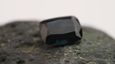 Koyu doğal arka planda değerli taş