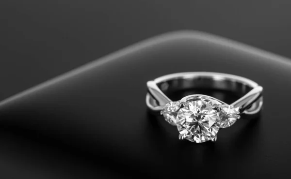 Diamant Förlovningsring Svart Bakgrund — Stockfoto