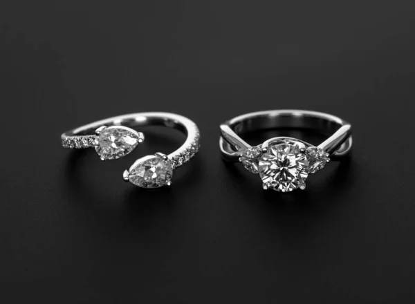 Dos Anillos Diamantes Sobre Fondo Negro — Foto de Stock