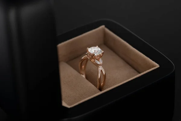 珠宝盒中的婚戒 — 图库照片