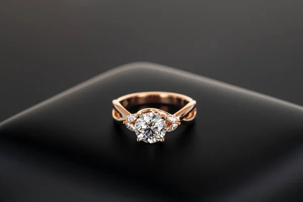 Anel Luxo Com Diamante Grande Fundo Preto — Fotografia de Stock