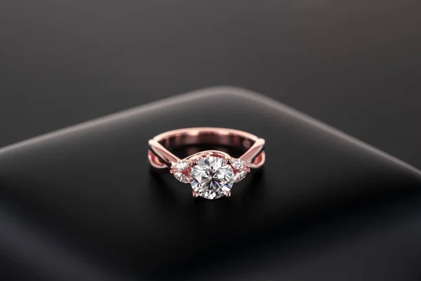 Rózsaszín Arany Gyűrű Gyémántokkal — Stock Fotó