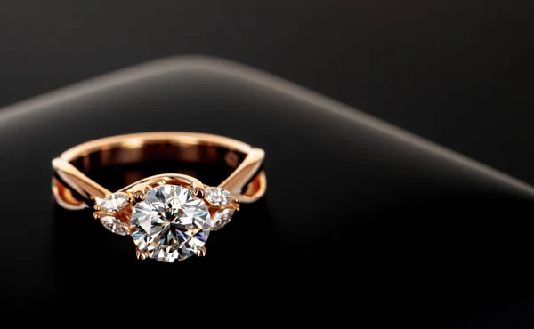 Siyah arka plan üzerine nişan pırlanta yüzük