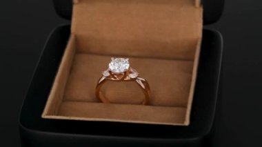 Lüks Değerli Nişan Yüzüğü