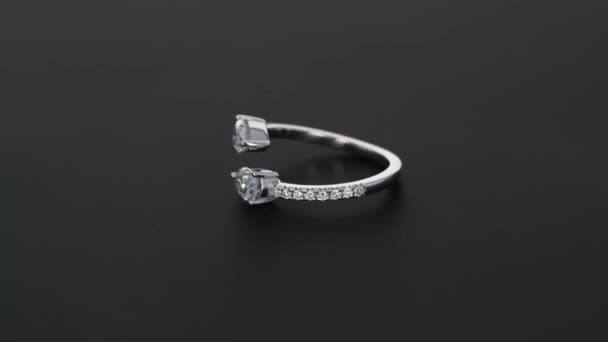 Luxusní Drahý Zásnubní Diamantový Prsten — Stock video