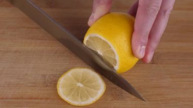 Yemek pişirirken kesme tahtasındaki taze limon