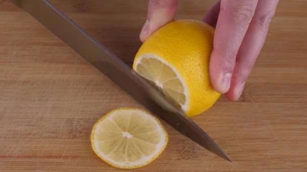 Limón Fresco Una Tabla Cortar Durante Cocción — Vídeo de stock