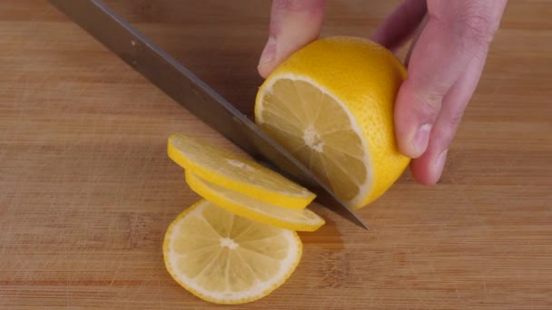 Citron Frais Sur Une Planche Découper Pendant Cuisson — Video