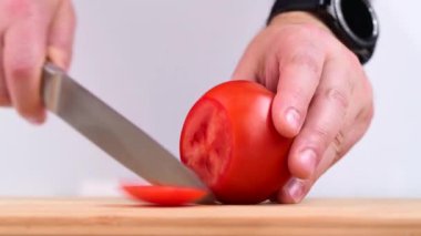 Yemek yaparken kesme tahtasındaki taze mantar.