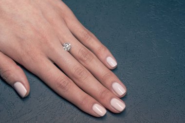 Değerli Gemstone Kadın El 'de