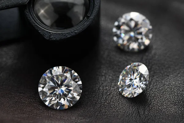 Okrągły Wyciąć Cenne Diamenty Skórze — Zdjęcie stockowe