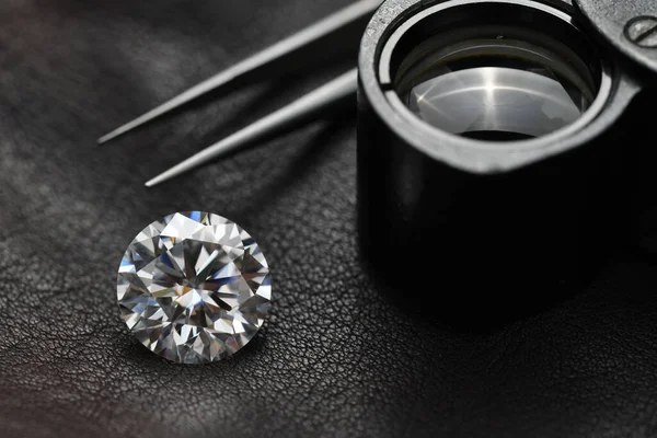 Diamants Précieux Coupe Ronde Sur Cuir — Photo